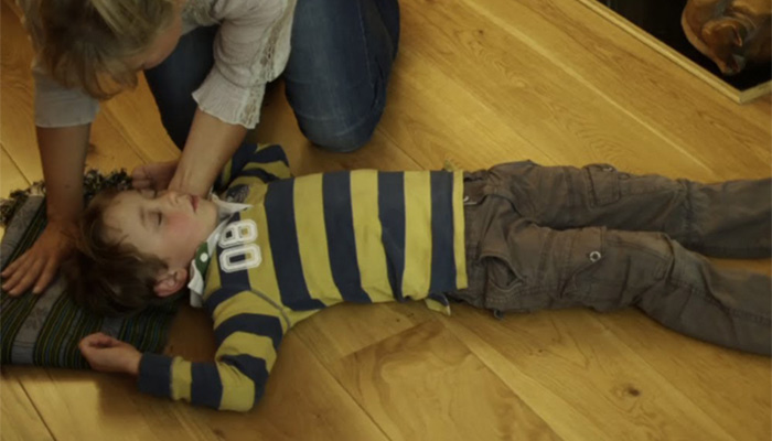 Dùng gối để dưới đầu để giảm chấn thương khi trẻ lên cơn động kinh