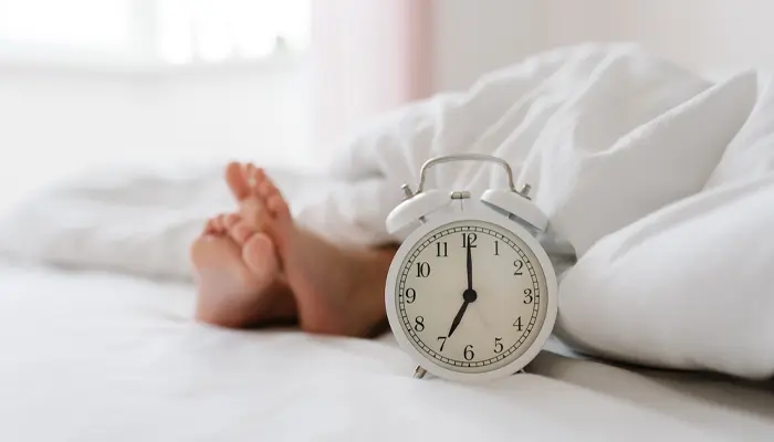 Xây dựng thói quen ngủ và thức dậy đúng giờ giúp cải thiện ngủ đủ nhưng vẫn mệt mỏi 