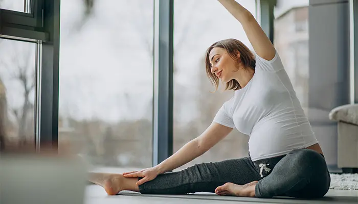 Vận động nhẹ nhàng với yoga giúp mẹ bầu thư giãn, ngủ ngon hơn 