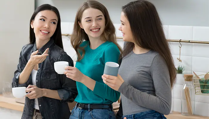 Người ngại giao tiếp có thể tham gia các hoạt động tập thể để cải thiện giao tiếp 