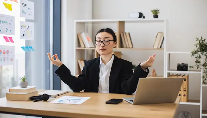 Bạn nên cân bằng giữa làm việc và nghỉ ngơi hợp lý để cơ thể được phục hồi