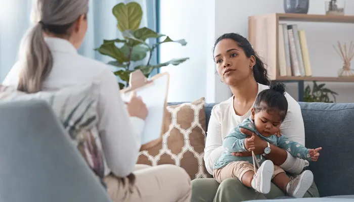 Nên gặp bác sĩ để được tư vấn điều trị cải thiện trầm cảm sau sinh