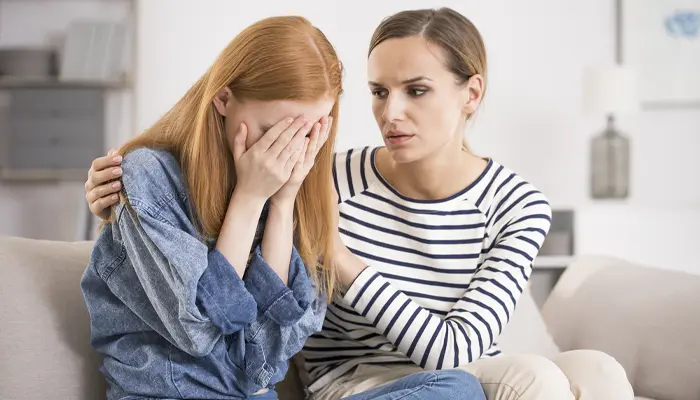 Cha mẹ có thể dẫn con đi khám bác sĩ tâm lý để được điều trị kịp thời 