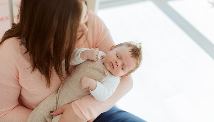 Ba mẹ nên rèn cho trẻ thói quen ngủ đúng giờ