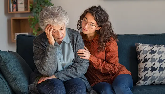 Người nhà bệnh nhân mắc bệnh Alzheimer cần tìm hiểu kỹ kiến thức về bệnh