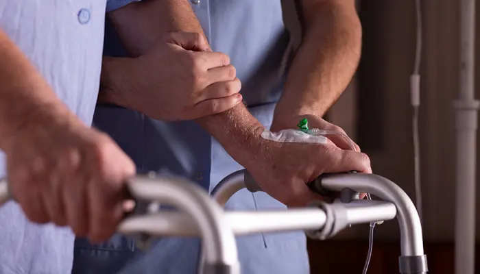 Nên lắp tay vịn cho người bệnh Parkinson để tránh té ngã