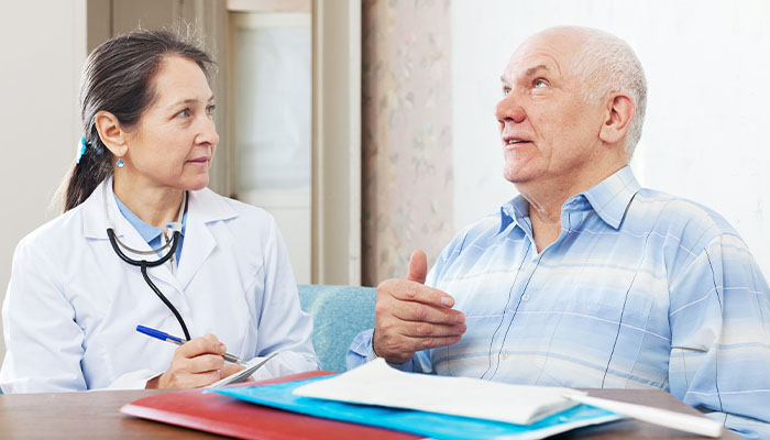 Kế hoạch chăm sóc bệnh nhân Alzheimer trước hết là thăm khám bác sĩ 