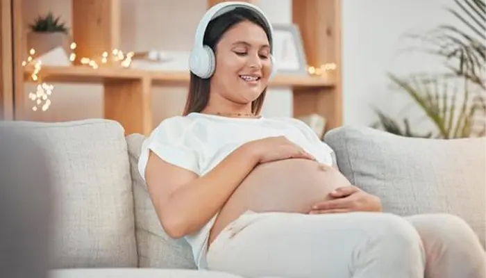 Thư giãn tinh thần bằng cách nghe nhạc sẽ giúp mẹ bầu giảm căng thẳng