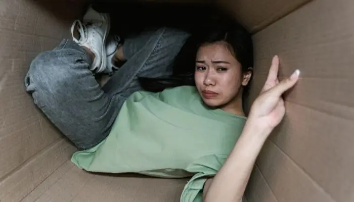 Hội chứng sợ không gian hẹp là là dạng rối loạn lo âu khiến người bệnh cảm thấy sợ hãi trong khu vực chật hẹp