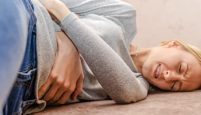 Co giật toàn thân là tình trạng não hoạt động bất thường khiến toàn bộ cơ thể bị ảnh hưởng 