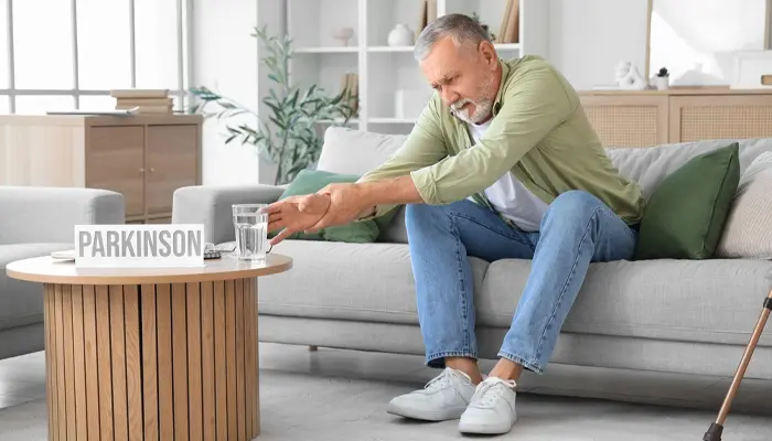 Dấu hiệu bệnh Parkinson giai đoạn đầu khó khăn trong việc cầm nắm