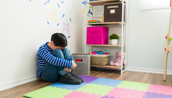 Tự ti, thu mình, hay suy nghĩ tiêu cực là dấu hiệu của bệnh trầm cảm ở tuổi 11 