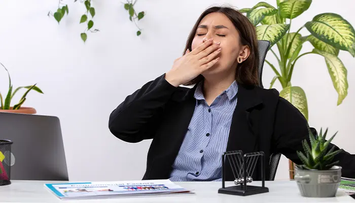 Khó tập trung, hay ngáp là dấu hiệu cho thấy cơ thể đang thiếu ngủ