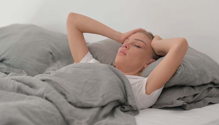 Dấu hiệu cơn động kinh khi ngủ hoảng sợ, đau đầu, tim đập nhanh 