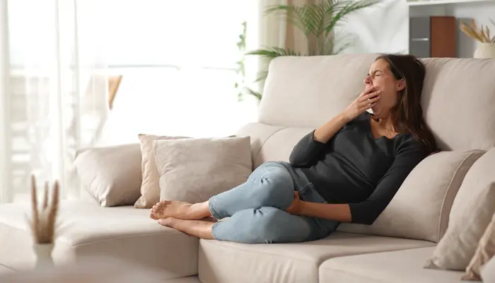 Cơ thể mệt mỏi sau khi thức dậy là một trong các dấu hiệu của mất ngủ ở phụ nữ tiền mãn kinh 