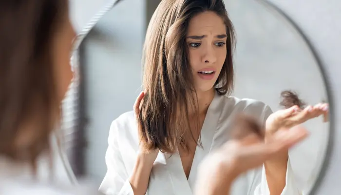 Cơ thể mệt mỏi, dễ cáu gắt là dấu hiệu nhận biết mất ngủ rụng tóc 