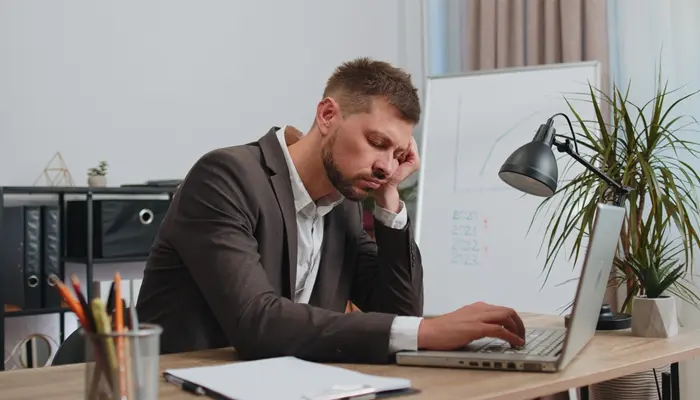 Buồn ngủ ban ngày khi làm việc là dấu hiệu mất ngủ thường xuyên