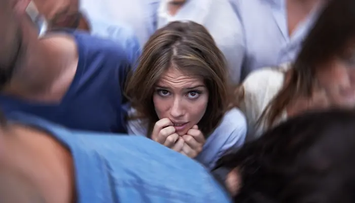 Người bệnh cảm thấy căng thẳng ở những nơi đông người