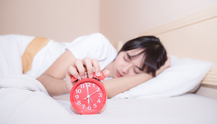 Khó thức dậy vào buổi sáng là một trong các dấu hiệu của ngủ li bì