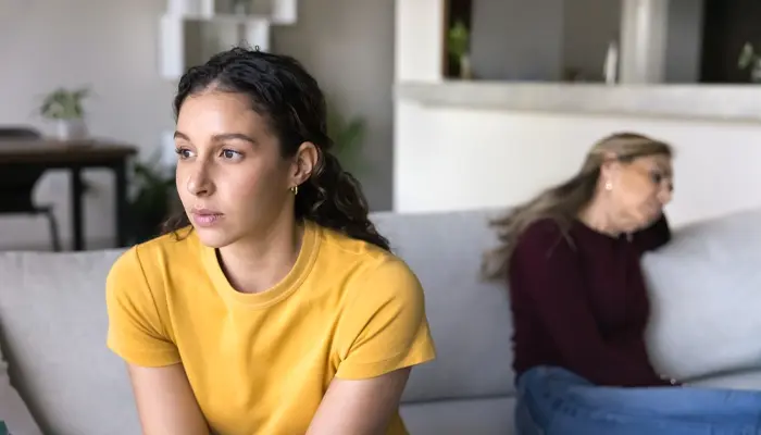 Tránh xa bạn bè, gia đình là một trong các dấu hiệu của trầm cảm ngoại sinh 