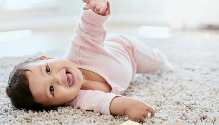 Khi ngủ đủ giấc trẻ sẽ trở nên vui vẻ và phấn khởi hơn 