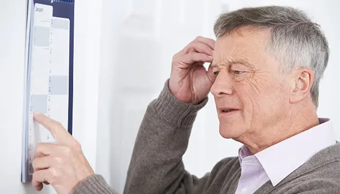 Dấu hiệu mất ngủ suy giảm trí nhớ là dễ quên, thường xuyên hỏi lại 