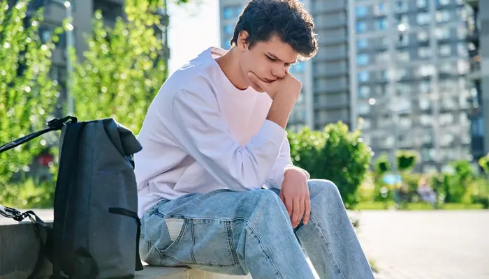 Dấu hiệu trầm cảm ở sinh viên là buồn bã, hạn chế giao tiếp 