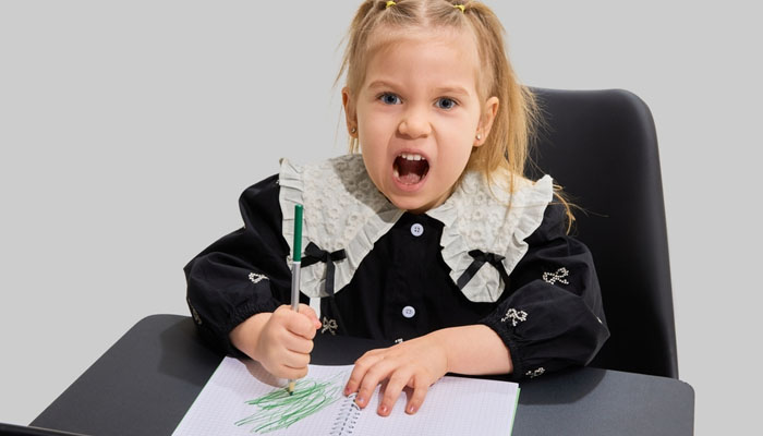 Dấu hiệu bệnh trầm cảm ở trẻ em là trở nên cáu gắt, giảm hứng thú học tập