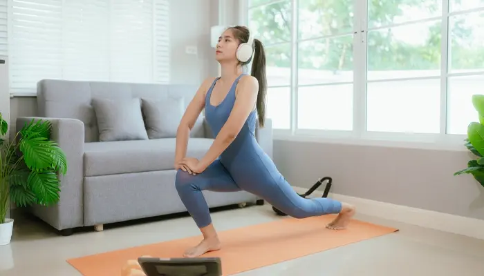 Tập yoga cũng là cách hỗ trợ giúp ngủ ngon giấc hơn 