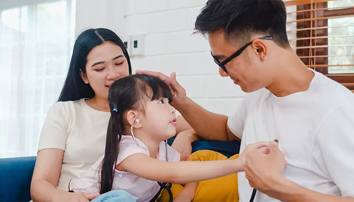 Sự lắng nghe, trò chuyện cùng trẻ cũng là cách giúp trẻ vượt qua cơn hoảng sợ
