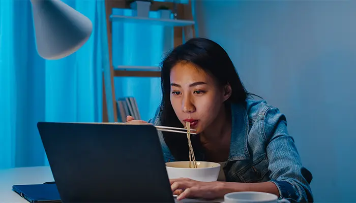 Thói quen thức khuya thường xuyên sẽ khiến đồng hồ sinh học bị xáo trộn 