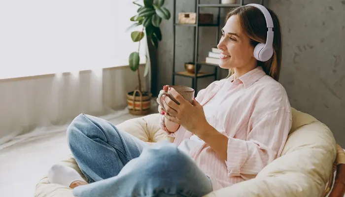Bên cạnh dùng đậu xanh hãy kết hợp kiểm soát căng thẳng như nghe nhạc để đạt hiệu quả 