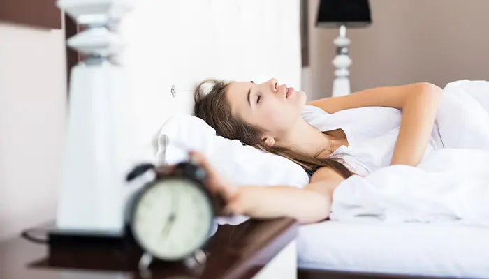 Xây dựng thời gian ngủ và thức đúng giờ cố định mỗi ngày sẽ giúp cải thiện tình trạng mất ngủ 