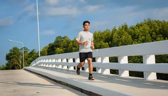 Duy trì vận động thường xuyên giúp giảm căng thẳng, hỗ trợ ngủ sâu hơn 