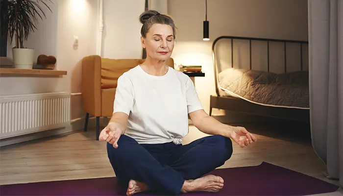 Thực hiện các bài tập thư giãn như thiền để ngủ ngon hơn 