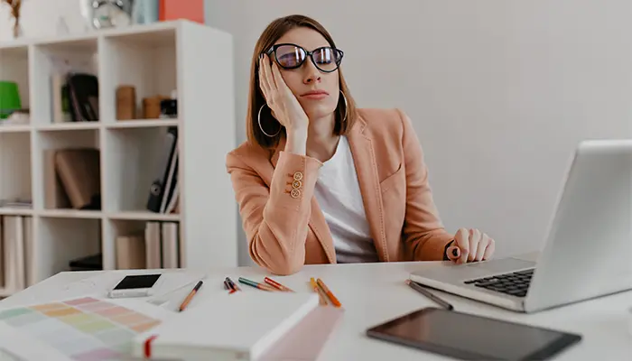 Rối loạn phân liệt cảm xúc có thể dẫn đến mất động lực, buông bỏ học tập, công việc 