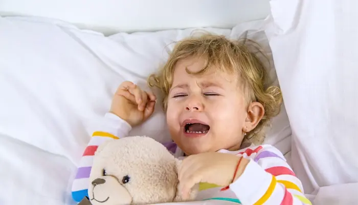 Trẻ bị co giật chân tay khi ngủ là hiện tượng bỗng giật tay, giật chân trong lúc ngủ