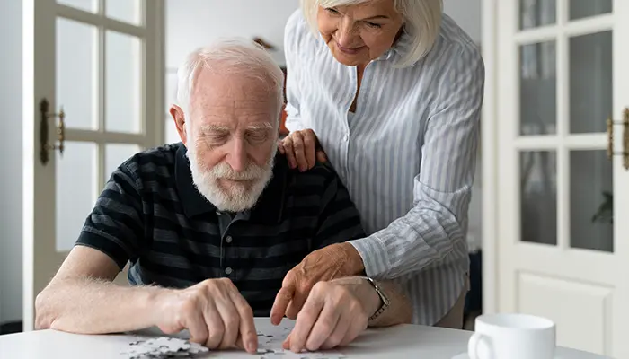 Người chăm sóc nên trò chuyện cùng người bệnh để hỗ trợ tinh thần tốt hơn