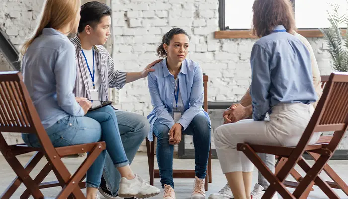 Người thân nên lắng nghe, đồng cảm cùng người bệnh một cách nhẹ nhàng
