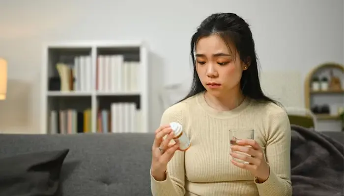 Người thân nên đồng hành và nhắc nhở người bệnh tuân thủ điều trị 