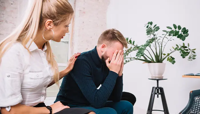 Cách hỗ trợ người thân bị tâm thần phân liệt là luôn lắng nghe và đồng cảm với cảm xúc của người bệnh 