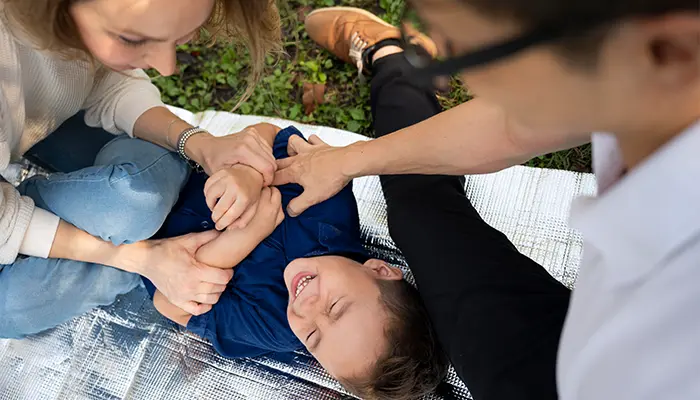 Nên sơ cứu người bị động kinh khi đang co giật đúng cách để bảo đảm an toàn