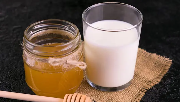 Có thể kết hợp sữa với mật ong để tăng hiệu quả