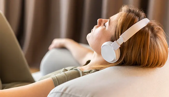 Nghe nhạc thư giãn cũng giúp giảm tình trạng lo âu 