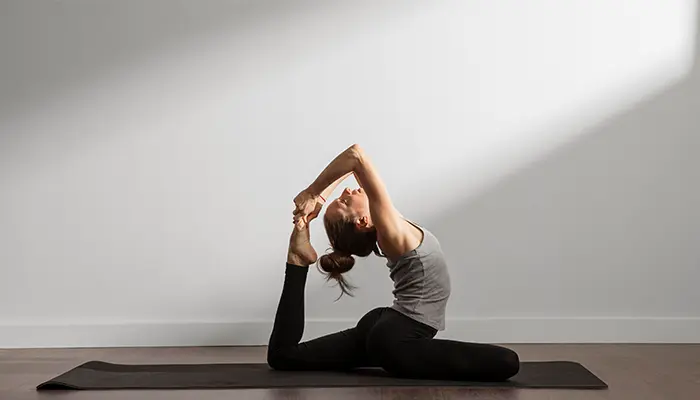 Yoga cũng là phương pháp hỗ trợ giảm căng thẳng từ đó hạn chế chứng co giật chân tay