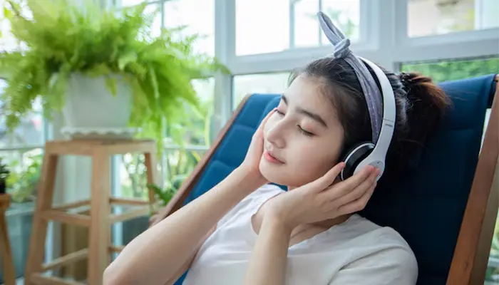 Để khắc phục hội chứng này bạn có thể thư giãn trước giờ ngủ như nghe nhạc để ngủ ngon hơn