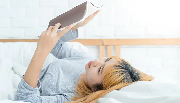Có thể đọc sách trước khi ngủ để thư giãn giúp ngủ ngon hơn