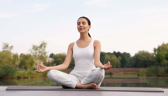 Tập yoga và thiền cũng là biện pháp hỗ trợ mất ngủ hiệu quả