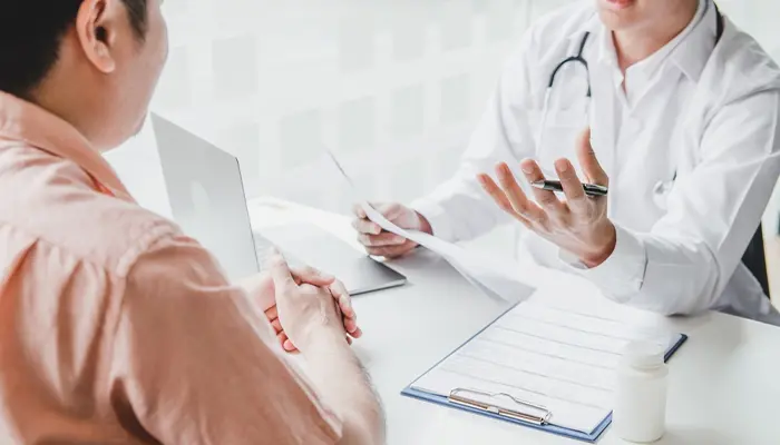 Khi có dấu hiệu trầm cảm kéo dài trên 2 tuần nên đi khám bác sĩ 