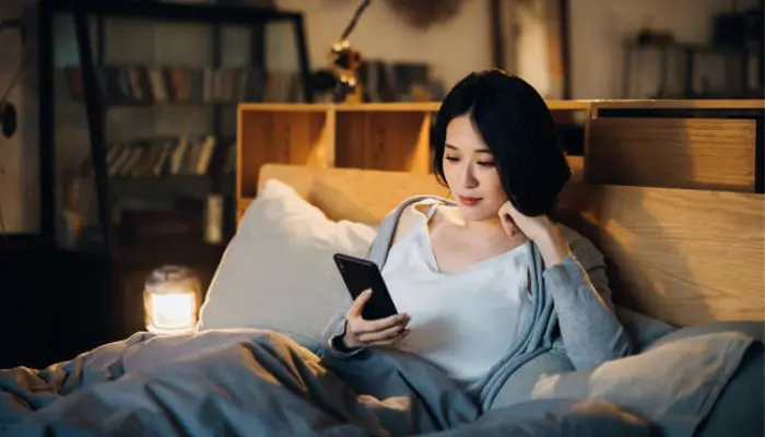 Hạn chế sử dụng điện thoại di động trước khi ngủ
